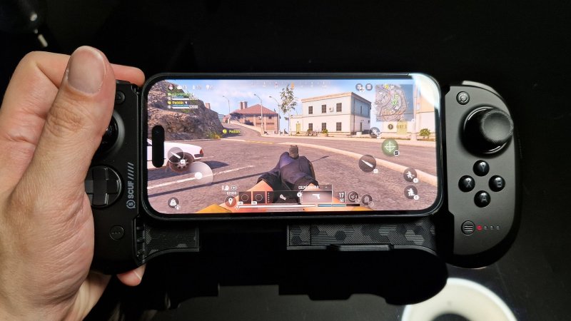 Lo SCUF Nomad con un iPhone collocato al centro