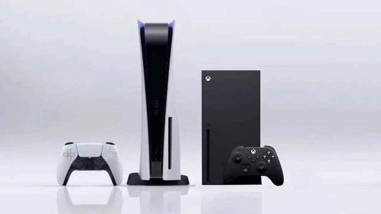 PS5 e Xbox Series X con relativi controller