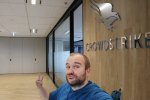 La foto di un falso impiegato di CrowdStrike è diventata virale, dopo la crisi di ieri - Notizia