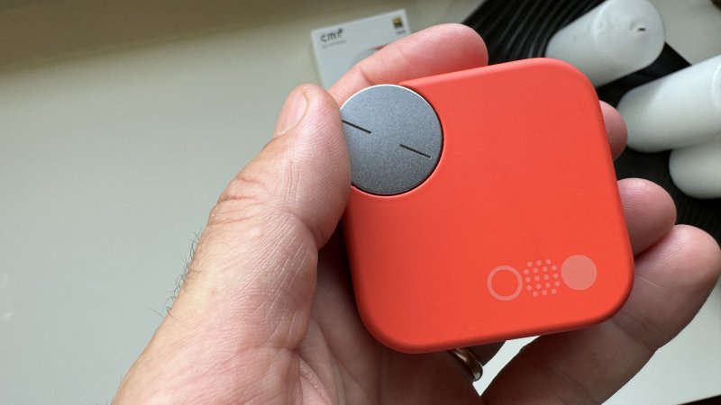 La custodia ha una ghiera che stavolta è un vero e proprio tasto con cui interagire e controllare gli auricolari