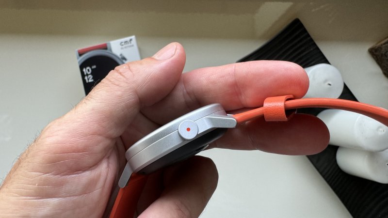 Una delle novità è la corona ruotante con cui navigare nei menu