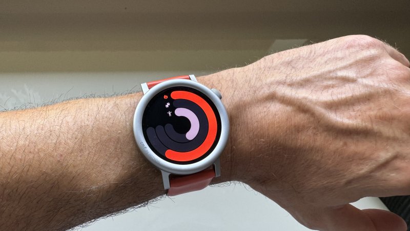 L'orologio può monitorare 120 attività sportive diverse, ma non il nuoto