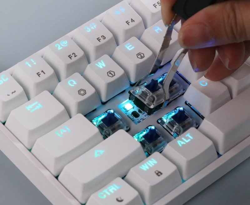 La EPOMAKER SKYLOONG SK61 GK61 permette di cambiare tasti e switch facilmente