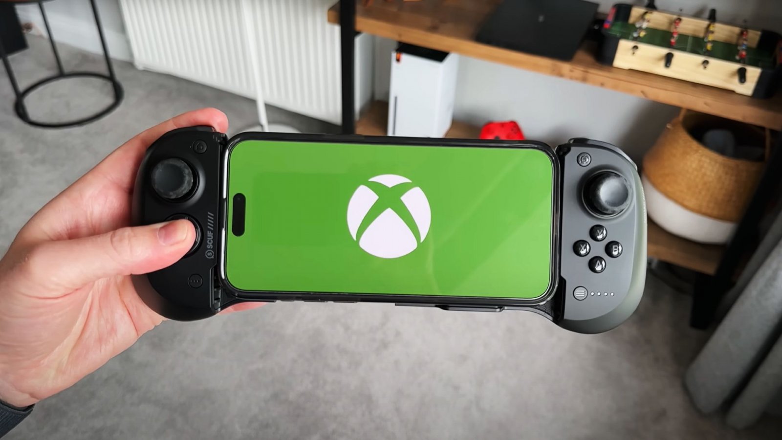 Lo SCUF Nomad utilizzato con un iPhone e l'app di Xbox