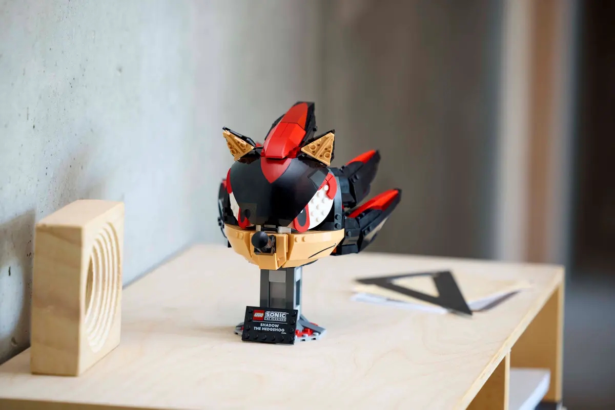 Il set lego di Shadow the Hedgehog su un tavolo