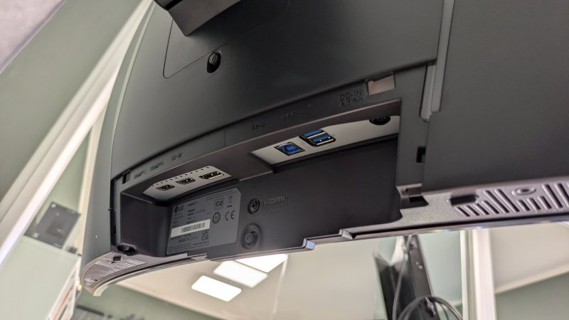 Le porte di LG UltraGear 34GS95QE sono posizionate sul retro sotto un pannello in plastica non comodissimo da rimuovere