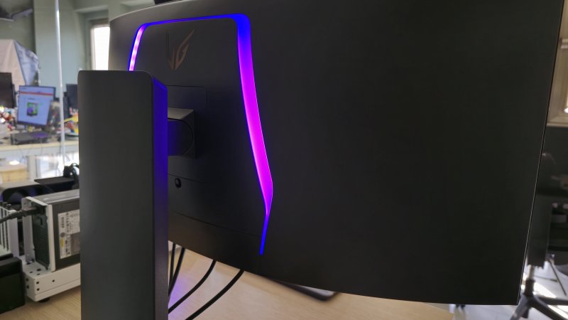 Il pannello posteriore di LG 34GS95QE con luci RGB