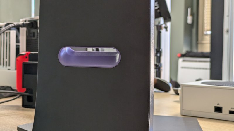 Il foro per la gestione dei cavi nello stand