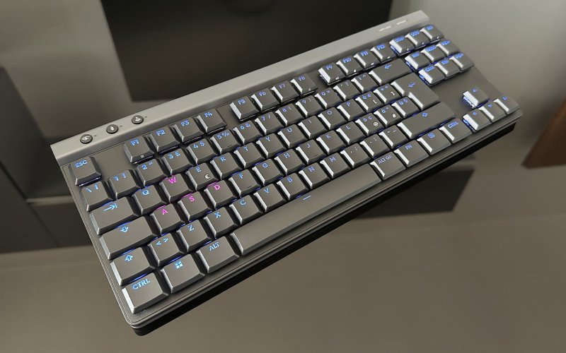 La Logitech G G515 LIGHTSPEED TKL con l'illuminazione RGB accesa