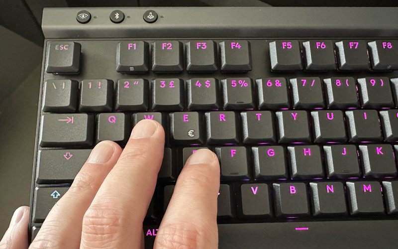 La Logitech G G515 LIGHSTPEED TKL durante l'uso