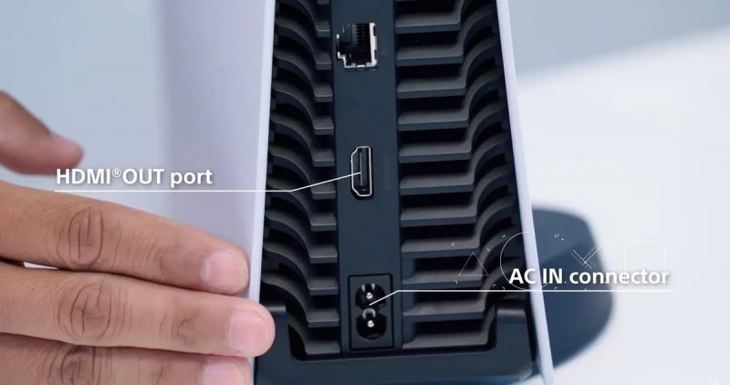 Controllare il retro di PS5 per vedere che le varie prese siano integre Controllare il retro di PS5 per vedere che le varie prese siano integre