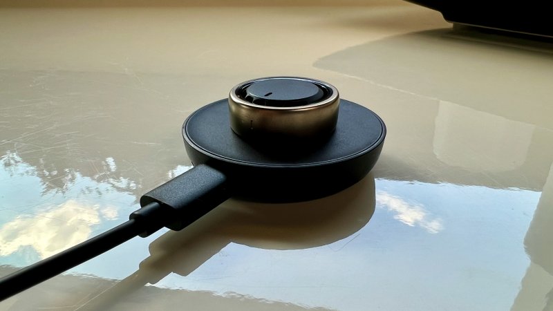 Perché si carichi, la tacca su Amazfit Helio Ring deve essere allineata a quella della base