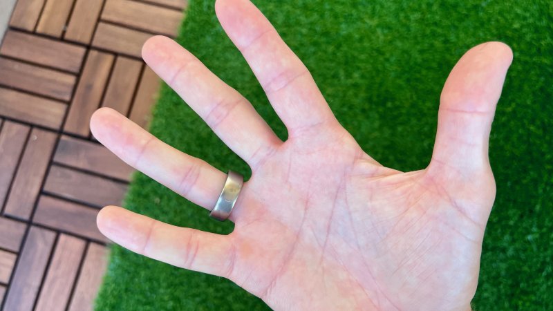 La tacca di Amazfit Helio Ring va rivolta verso il palmo della mano per una rilevazione ottimale