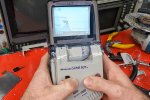Un modder ha attaccato uno schermo CRT a un Game Boy, ottenendo un risultato davvero strano - Notizia