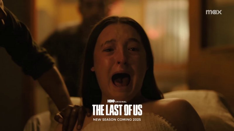 Ellie è su una barella e urla terrorizzata