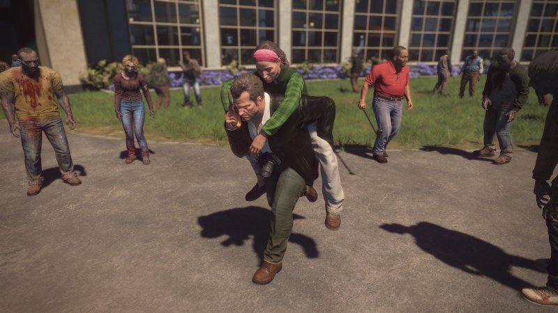 Frank trasporta uno dei superstiti in Dead Rising Deluxe Remaster Frank trasporta uno dei superstiti in Dead Rising Deluxe Remaster