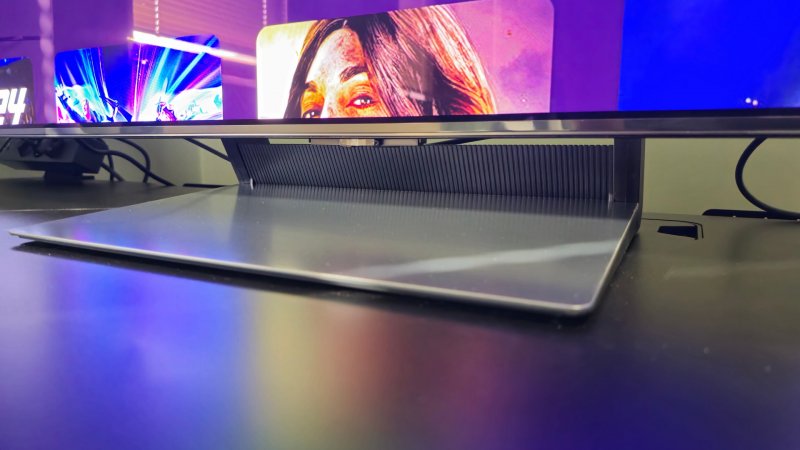 Lo stand del Samsung S90D Lo stand del Samsung S90D