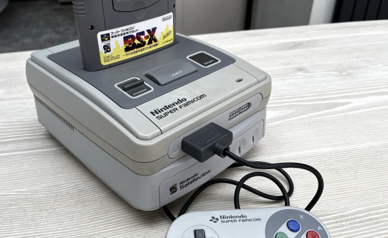 Un Super Famicom con il ricevitore Satellaview