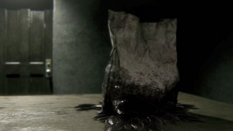 Una figura iconica di P.T. è questo sacchetto di carta insanguinato e parlante Una figura iconica di P.T. è questo sacchetto di carta insanguinato e parlante