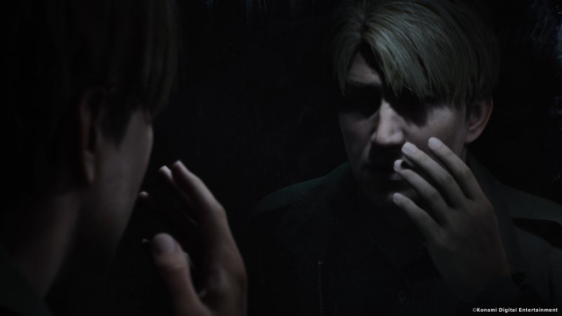 Il personaggio di James Sunderland, protagonista di Silent Hill 2, è stato leggermente invecchiato rispetto all'originale per conferirgli un'aria più dolente Il personaggio di James Sunderland, protagonista di Silent Hill 2, è stato leggermente invecchiato rispetto all'originale per conferirgli un'aria più dolente