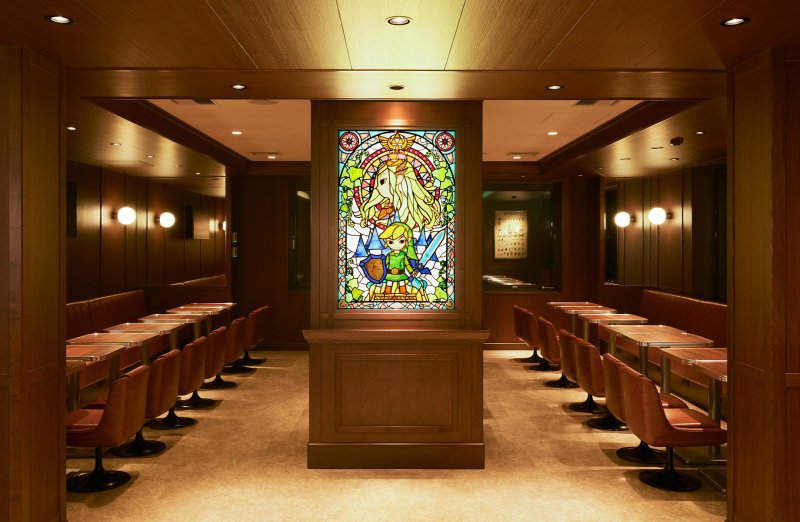 La bellissima vetrata dedicata a The Legend of Zelda: The Wind Waker, presente al Café del Nintendo Meseum