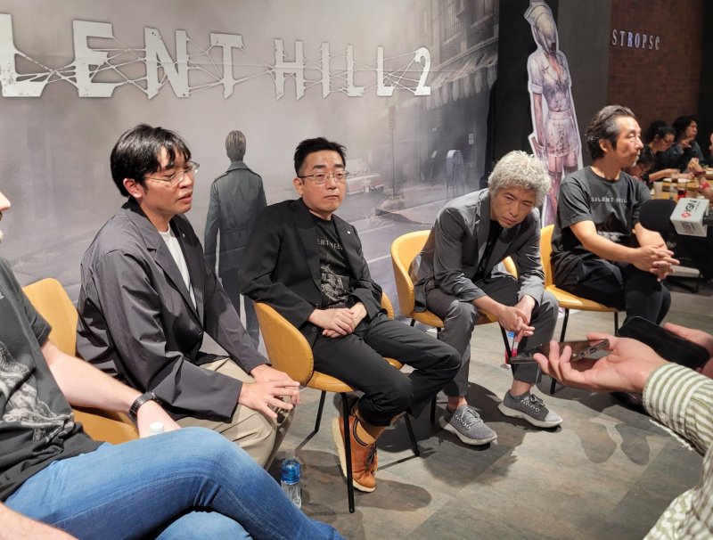 Tutte le interazioni con Okamoto, Ito e Yamaoka erano mediate dal traduttore di Konami