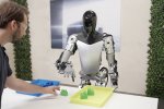 Tesla sta insegnando ai suoi robot a muoversi come esseri umani e per farlo assume un sacco di persone - Notizia