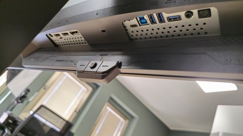 La dotazione di porte del monitor ASUS