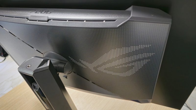 Il grosso logo ROG sul retro del monitor ASUS
