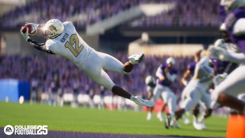 Un giocatore intercetta un pallone in EA Sports College Football 25