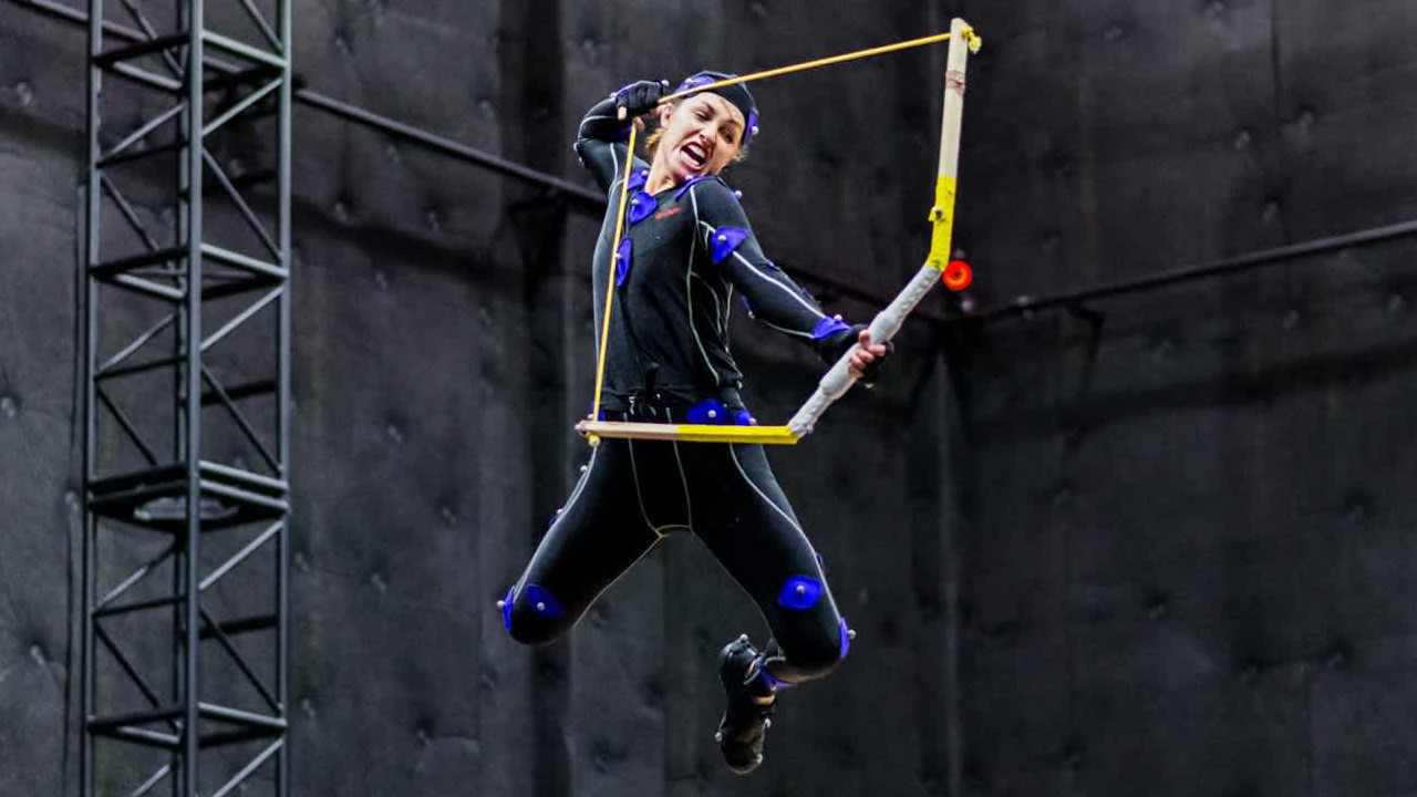 Un'attrice di Motion Capture in salto con un arco teso