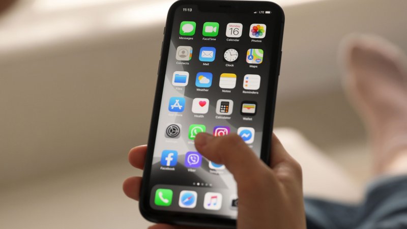 Una classica schermata home su iPhone, che potrebbe presto cambiare radicalmente