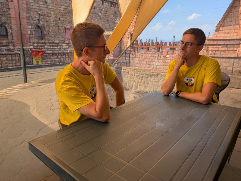 Il risultato ottenuto chiedendo all'IA di Google Pixel 9 Pro XL di sostituire lo sfondo con quello di un castello medievale