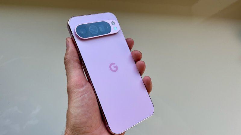 Sulla cover posteriore di Google Pixel 9 Pro XL si notano le superfici più piatte e la nuova Camera Island