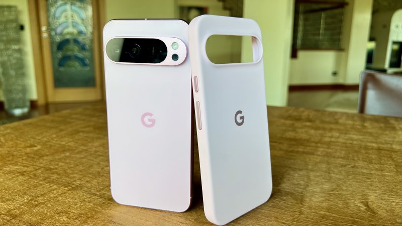 Google Pixel 9 Pro XL in compagnia della sua cover ufficiale