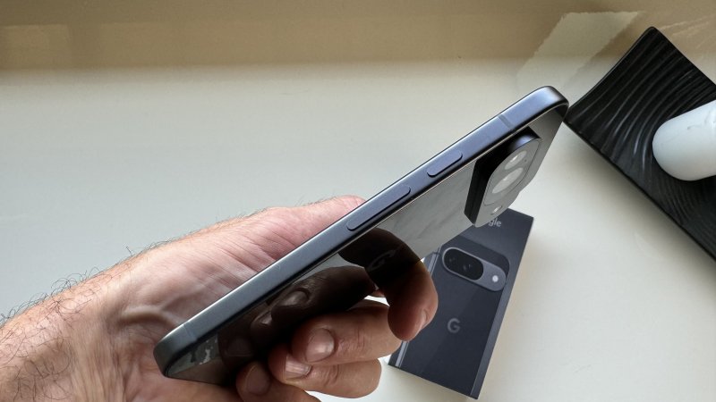 La componente fotografica è raccolta in una fascia ora molto più sporgente e che non attraversa più il telefono da parte a parte