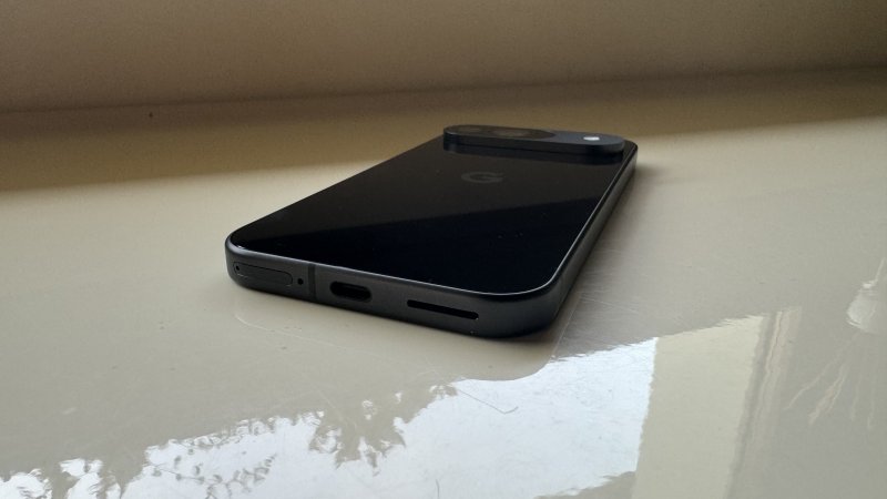 La porta USB-C per la ricarica è ovviamente nella parte inferiore del telefono, mentre tutti i controlli sono sul lato destro