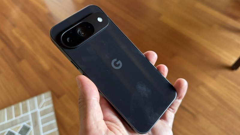 Il rivestimento in vetro della parte posteriore, trattiene moltissimo le impronte