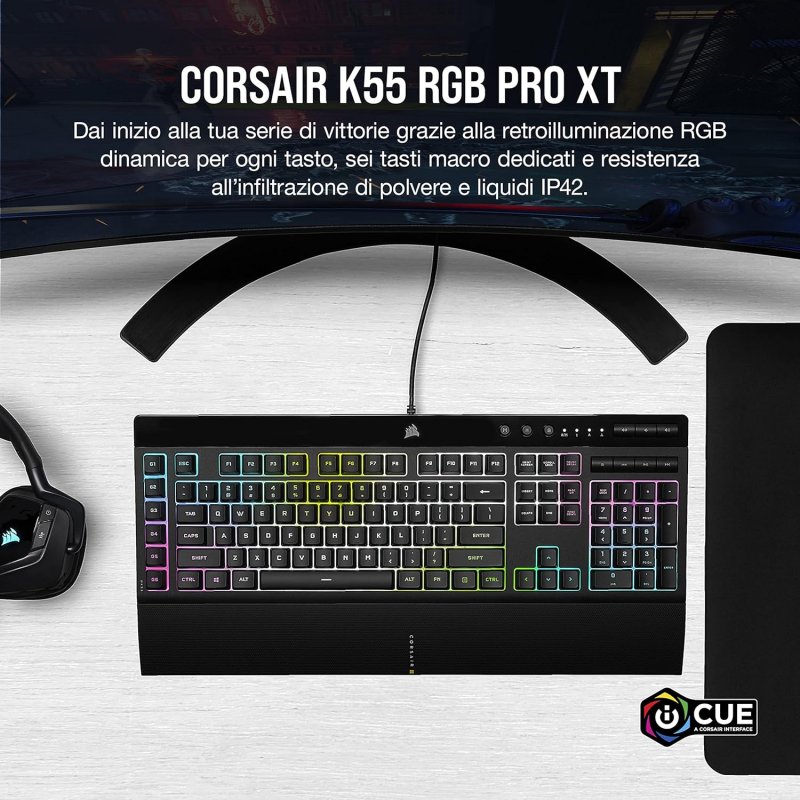 La tastiera Corsair K55 RGB PRO XT vicino a un computer