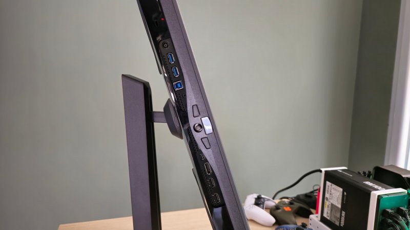 I tanti ingressi del monitor GIGABYTE AORUS FO32U2P