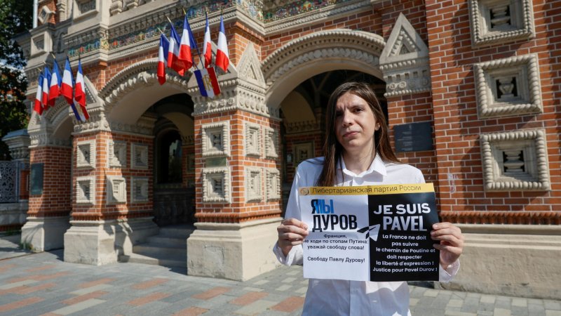 Ci sono state proteste contro l'arresto di Durov anche a Mosca, di fronte all'ambasciata francese