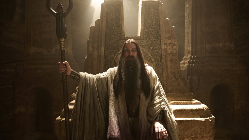 Ciarán Hinds interpreta un misterioso stregone oscuro