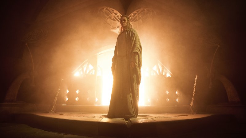 Charlie Vickers torna a interpretare Sauron, questa volta nella forma di Annatar