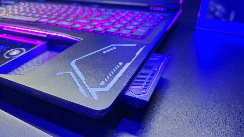 Dettaglio di uno dei due altoparlanti da 5W che emergono dal monitor quando si prende il controller