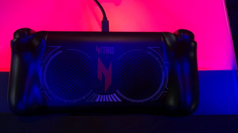 Il retro dell'Acer Nitro Blaze 7