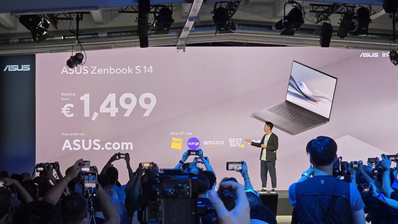 Il momento dell'annuncio del prezzo del Zenbook S14 durante la conferenza pre-IFA