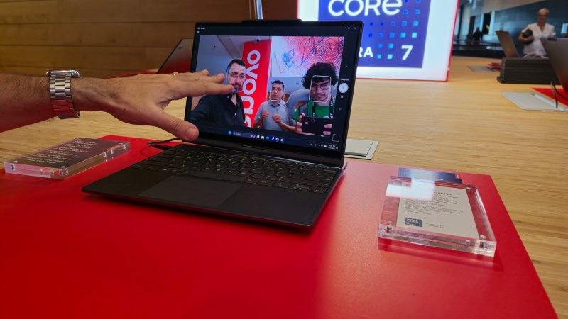 Un'altra foto del Lenovo Auto Twist AI PC Un'altra foto del Lenovo Auto Twist AI PC