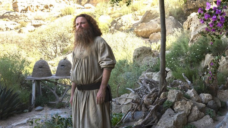 Tom Bombadil in una scena de Gli Anelli del Potere 2