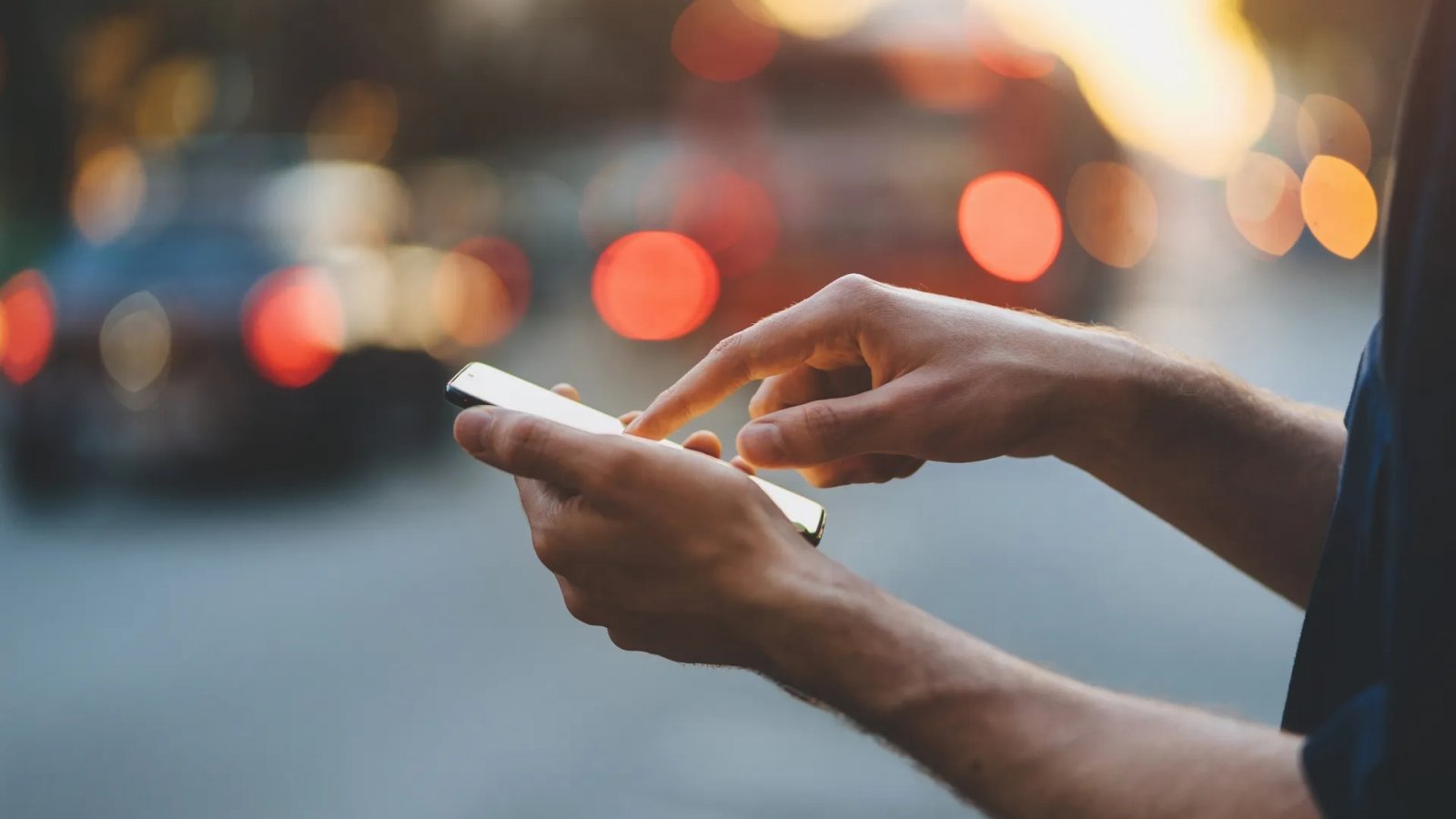 Un utente che usa i social