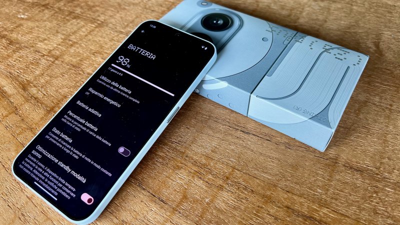 Anche sotto il profilo della batteria, i cambiamenti di Nothing Phone (2a) Plus rispetto al precedente sono minimi